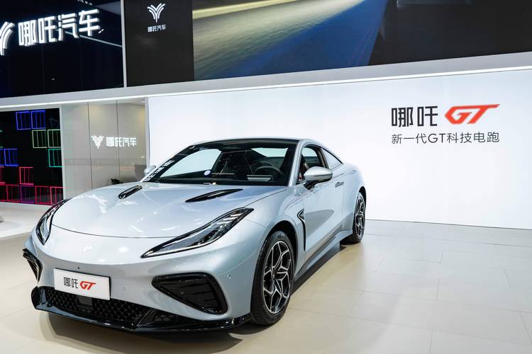 东莞270哪吒汽车在智能汽车领域的表现，领途汽车在新能源汽车市场中的影响力